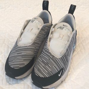 Youth Boys Nike Shoes, Black/White. Size 2.5Y